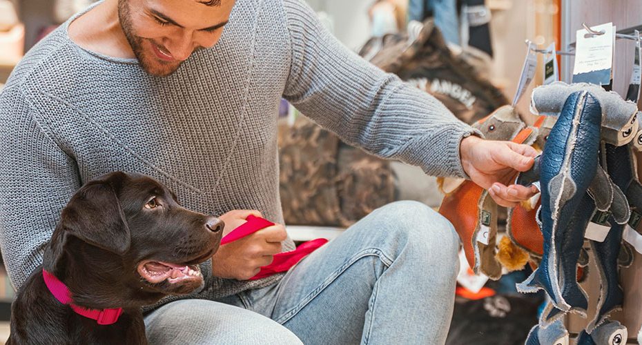 homem e seu cachorro em um ambiente pet friendly