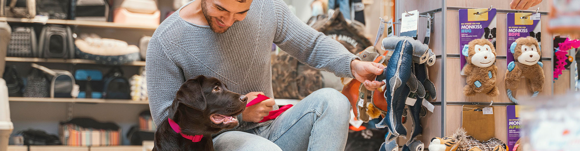 homem e seu cachorro em um ambiente pet friendly